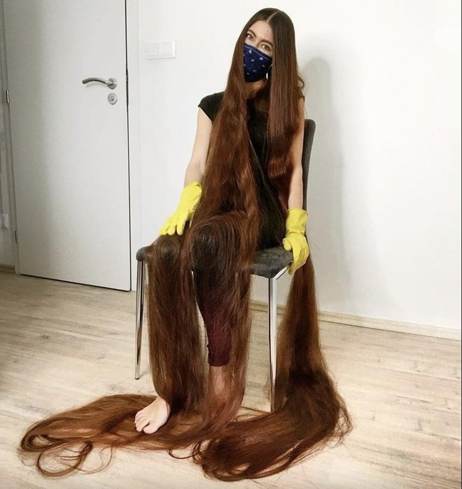 This girl has not cut her hair for 20 years and has got a huge hair, over 8ft long! It’s amazing how much shampoo she consumes when she washes her hair: – Check the comments 👇👇👇