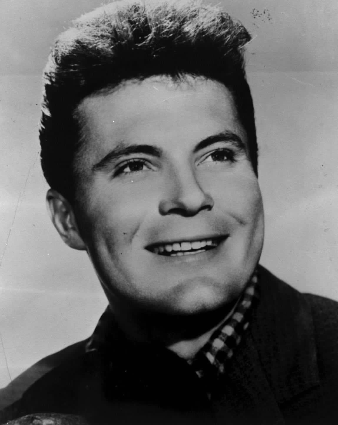 At the age of 85, actor Max Baer Jr., who played Jethro Bodine in “The Beverly Hillbillies,” looks like this.